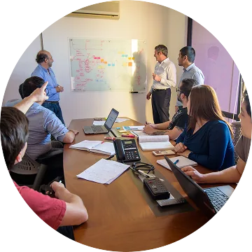 Equipo de SOLEM trabajando en sala de reuniones