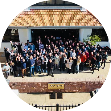Equipo de SOLEM reunido frente a las oficinas