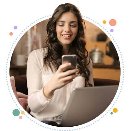 Mujer sonriendo mientras mira su celular