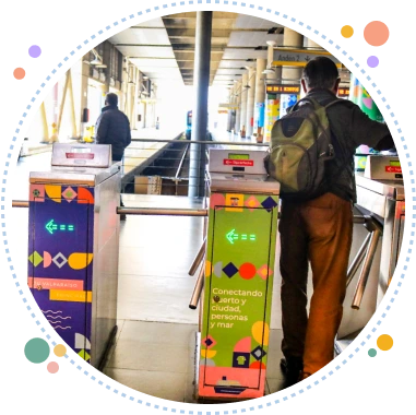 Hombre cruzando una torniqueta en el metro