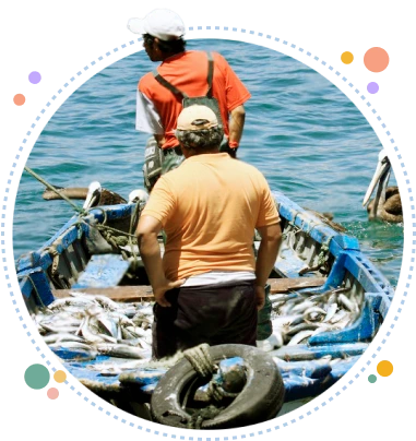 Dos pescadores en un bote en el mar