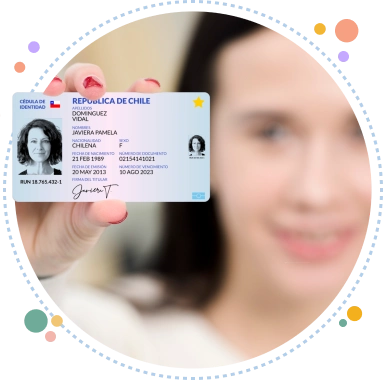 Joven sosteniendo su cédula de identidad