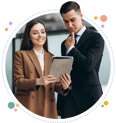 Dos colegas observando una tablet durante su jornada laboral