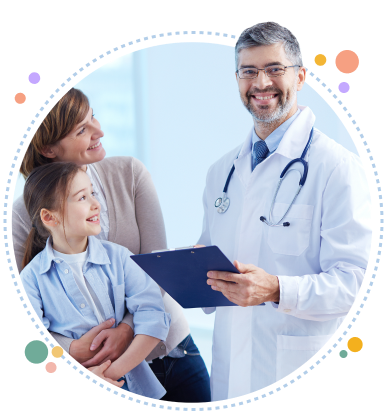 Doctor sonriendo mientras atiende a una madre con su hija