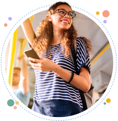 Joven viajando en transporte público mientras usa su celular