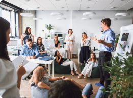 Reunión de equipo en sala de trabajo