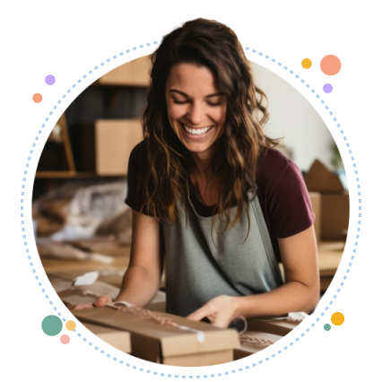Mujer sonriente empaquetando productos para su negocio