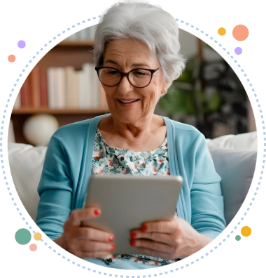 Mujer mayor sonriendo mientras usa su tablet