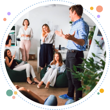 Reunión de equipo en sala de trabajo