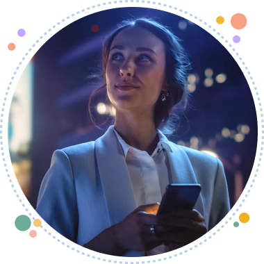 Joven usando su celular en una ciudad con luces nocturnas